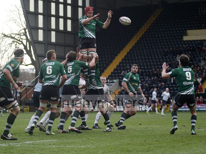 Alexander Shaw passes the ball to Sean Romans from a lineout. Nottingham v Bedford at The County Ground, Nottingham on the 27th January 2013. RFU Championship - Stage 1.