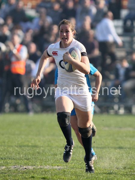 Emily Scarratt in action. Italy Women v England Women at Stadio Giulio e Silvio Pagani, Rovato, Italy on 16th March 2014 ko 1500