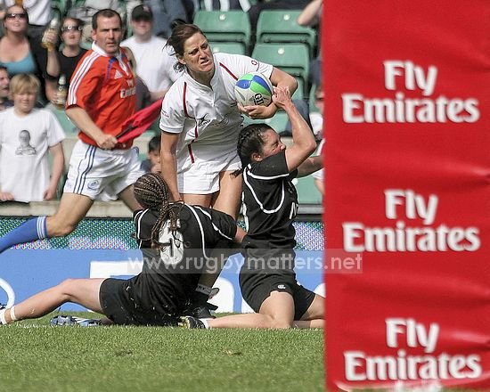 Gemma Sharples battles her way to the line for her try for England v New Zealand at IRB 7s Twickenham