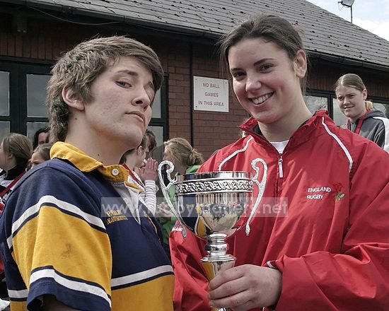 Sarah Hunter presents U18 Cup to Worcester Captain