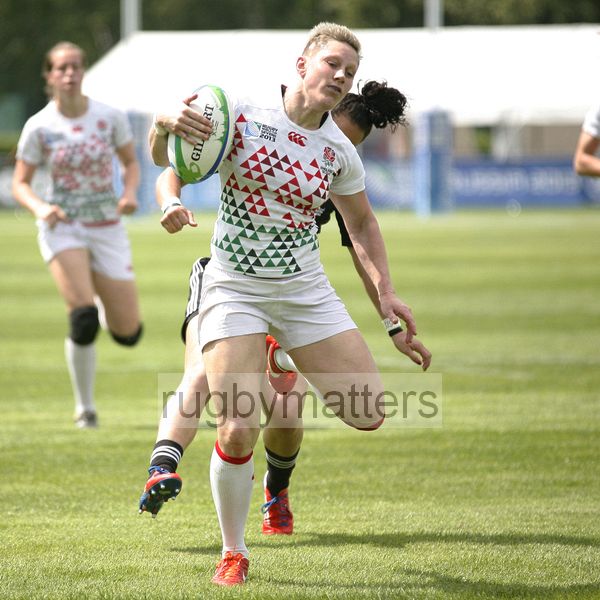 Heather Fisher makes a break and goes on to score a try for England in their Cup Quarter Final against NZ. IRB RWC 7s at Luzhniki Stadium, Moscow, 30th June 2013
