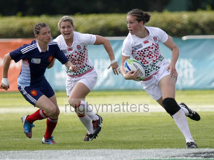 Emily Scarratt in action for England in their first pool (D) match against France. IRB RWC 7s at Luzhniki Stadium, Moscow, 29th June 2013