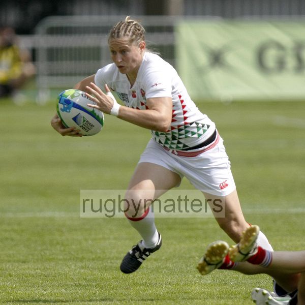 Natasha Hunt in action for England in their first pool (D) match against France. IRB RWC 7s at Luzhniki Stadium, Moscow, 29th June 2013