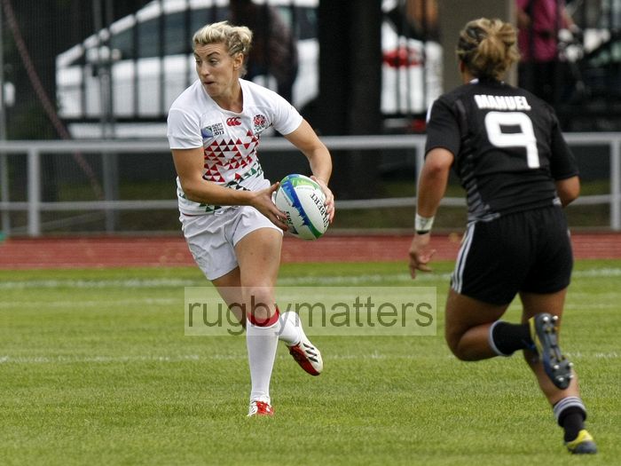 Alice Richardson in action for England in the Cup Quarter Final against New Zealand. IRB RWC 7s at Luzhniki Stadium, Moscow, 30th June 2013