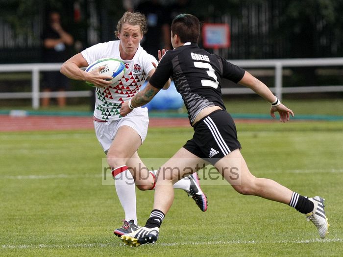Kat Merchant in action for England in the Cup Quarter Final against New Zealand. IRB RWC 7s at Luzhniki Stadium, Moscow, 30th June 2013
