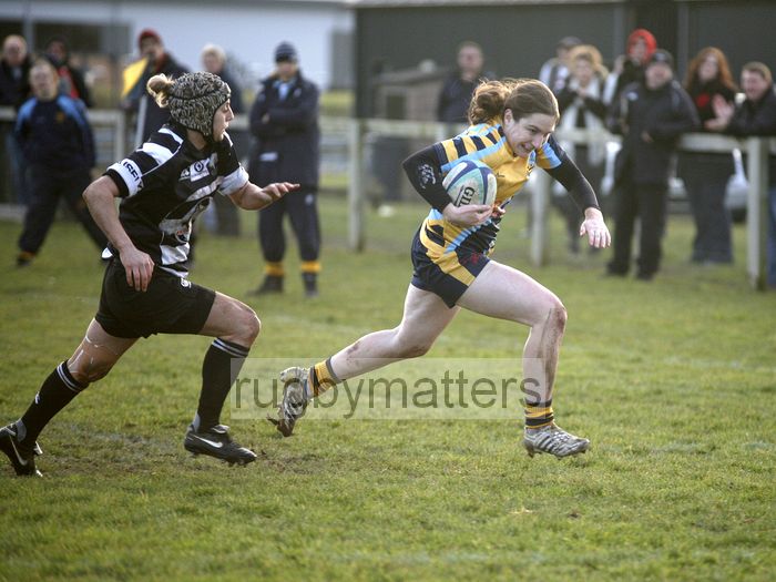 Samantha Bree running in to score a try. Worcester v Thurrock T-Birds at Sixways, Worcester on 16th December 2012.