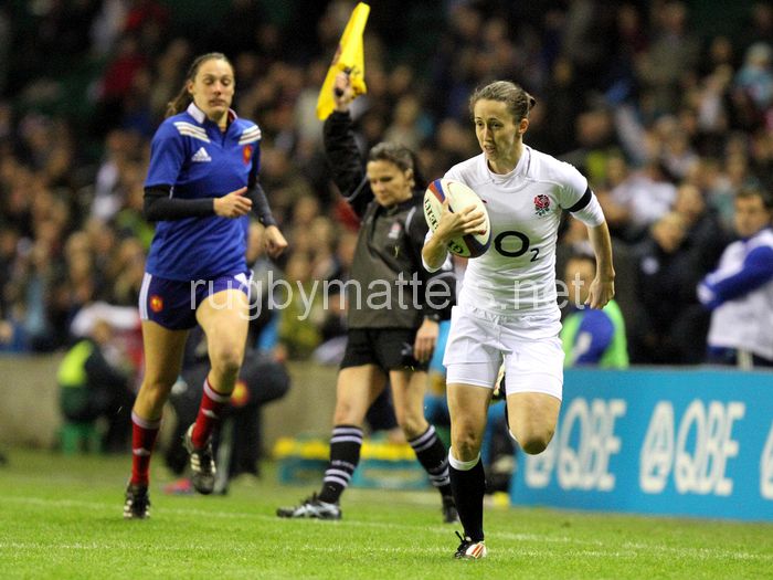 Ruth Laybourn makes a break up the wing only to find out that the Assistant Referee ruled that she went into touch. England Women v France Women at Twickenham Stadium, Twickenham, England on 9th November 2013 ko 1705