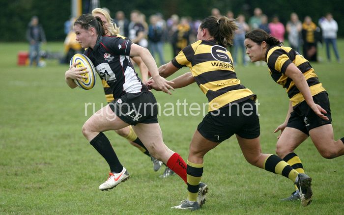 Leanne Riley makes a break from which she goes on to score a try. Wasps v Saracens at Twyford Avenue, London on 22nd September 2013, ko 14.30. Final Score 10-34