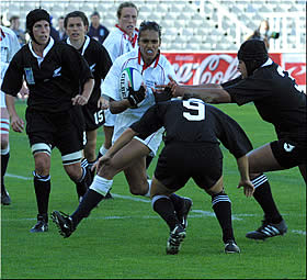 Captainof England, Paula George, attempts to break through the Black Ferns defence!